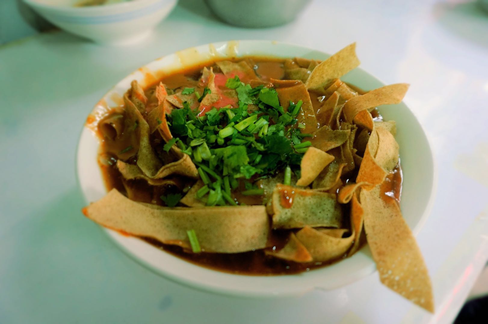 芝麻酱,酱豆腐汁,香菜叶,搅拌后就可食用啦~ 这条街是最贴近天津人