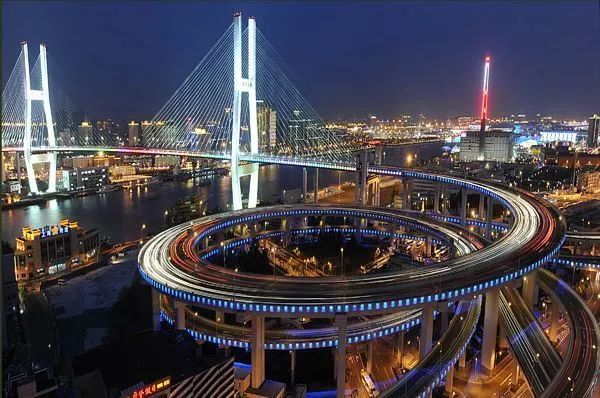 上海市区第一座跨越黄浦江的大桥