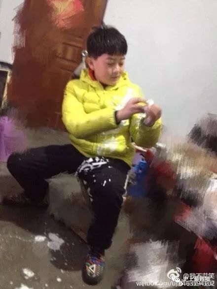 看球赛的时候我弟弟激动的把酸奶捏炸了我不艾笑:哎…黄钜凯:我妈