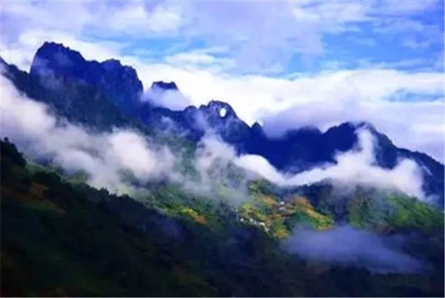 正文  你可以通过这条惊险刺激的步道登山石月亮山 观亲近自然,观怒江