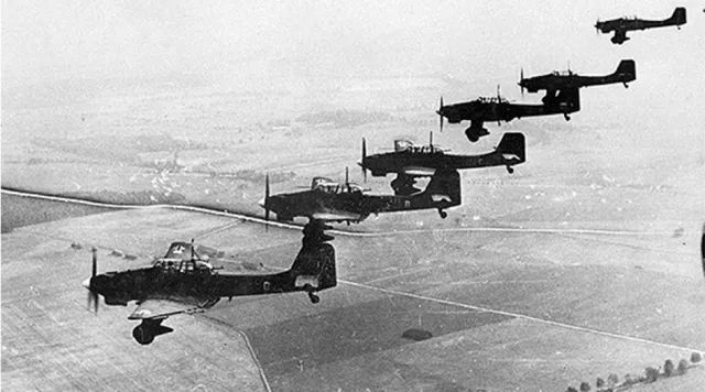 二战的空中死神 闪电战的代表符号 "斯图卡"俯冲轰炸机