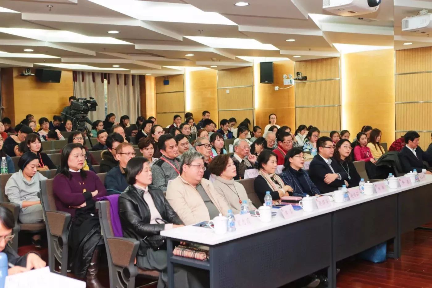 原上海音乐学院党委书记董金平,新加坡华乐总会郑朝吉会长,上海音乐