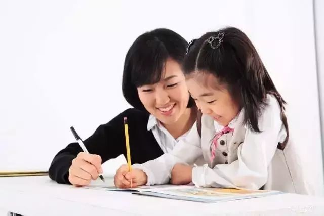 较为外向的爸爸妈妈们需要注意了,平时做作业当中发现孩子写字不规范