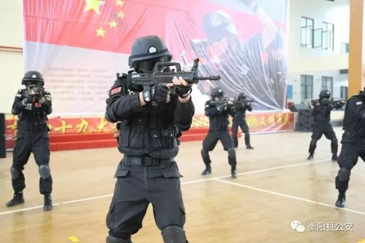 一大批特警荷枪实弹出现在衡阳县实验学校,原来是