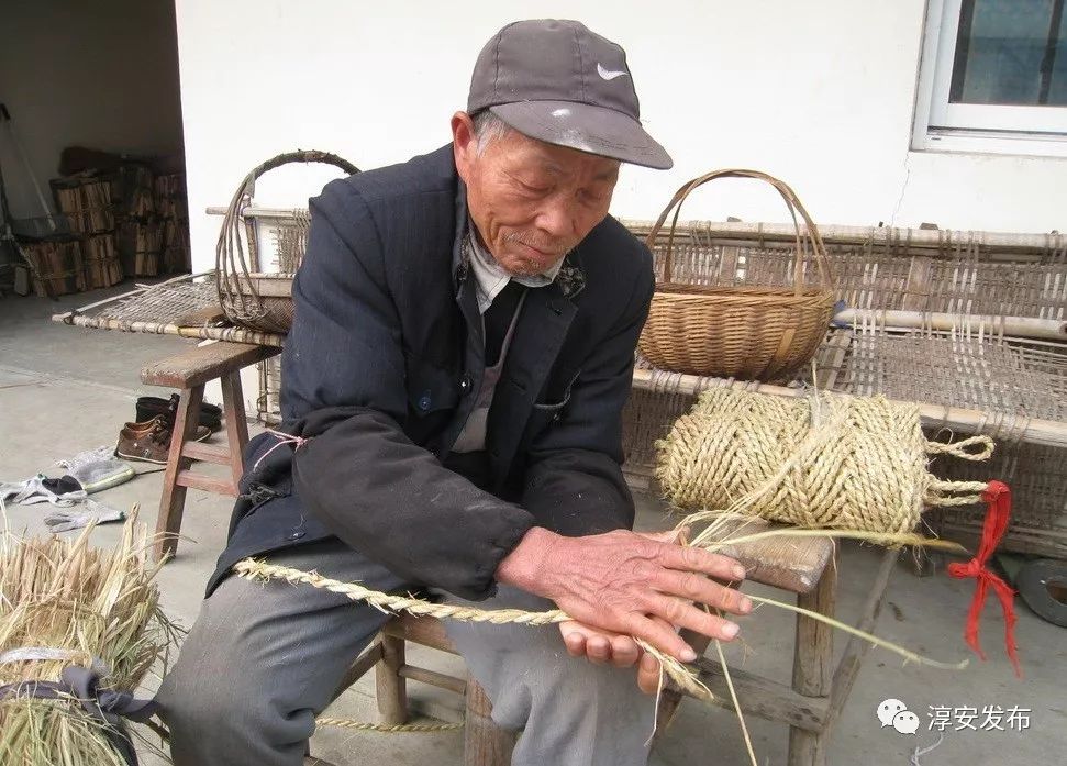 完了稻谷以后,农民朋友便利用晚上的时间或雨雪天气开始搓稻杆绳了