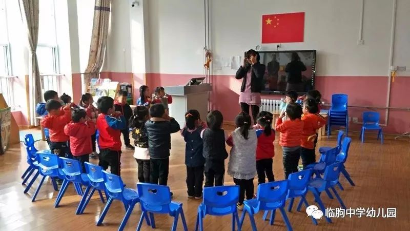 临朐中学张家庄幼儿园举行"律动生命,健康前行"律动操