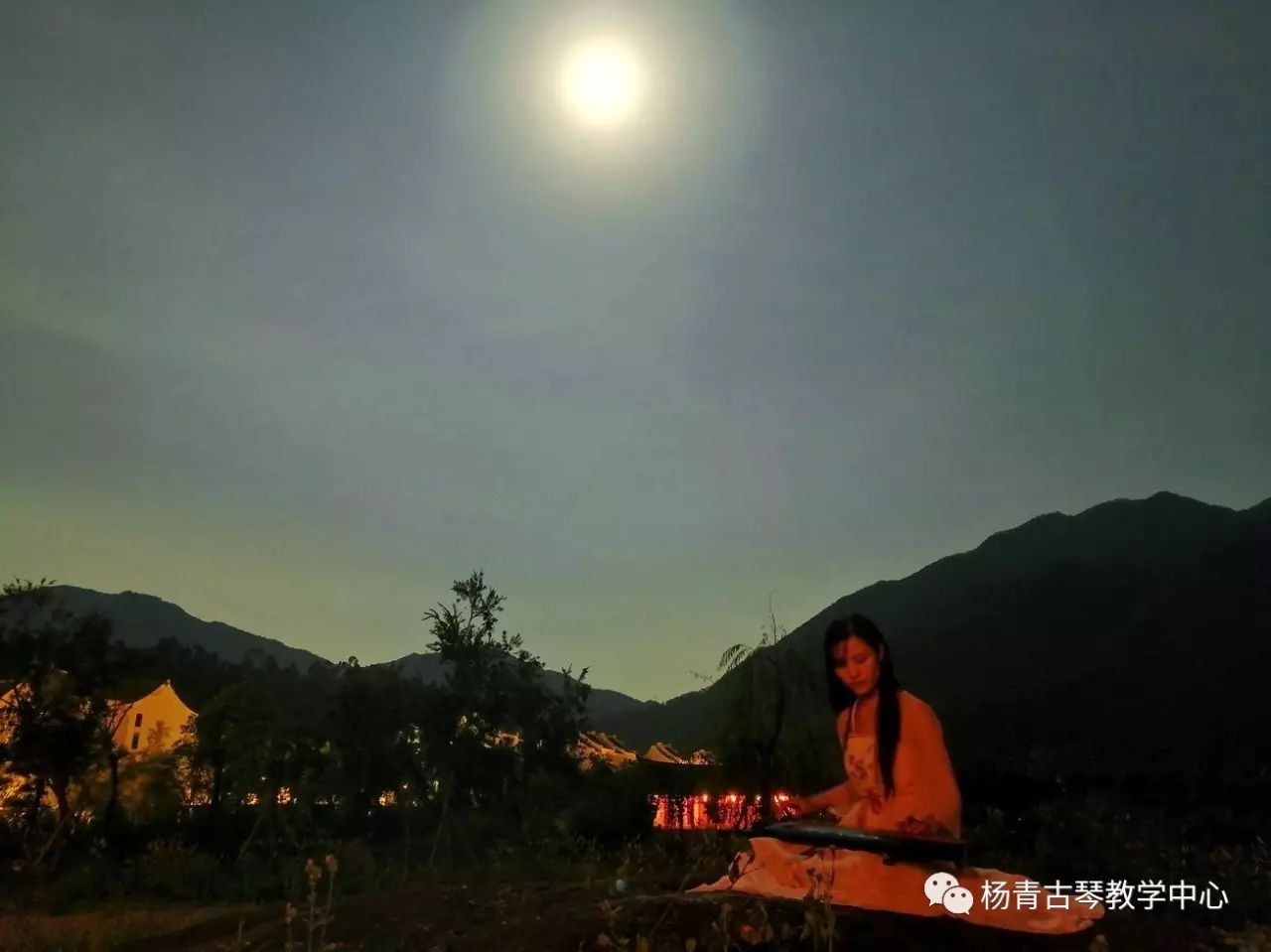 龙人书院花园夜景,月下抚琴