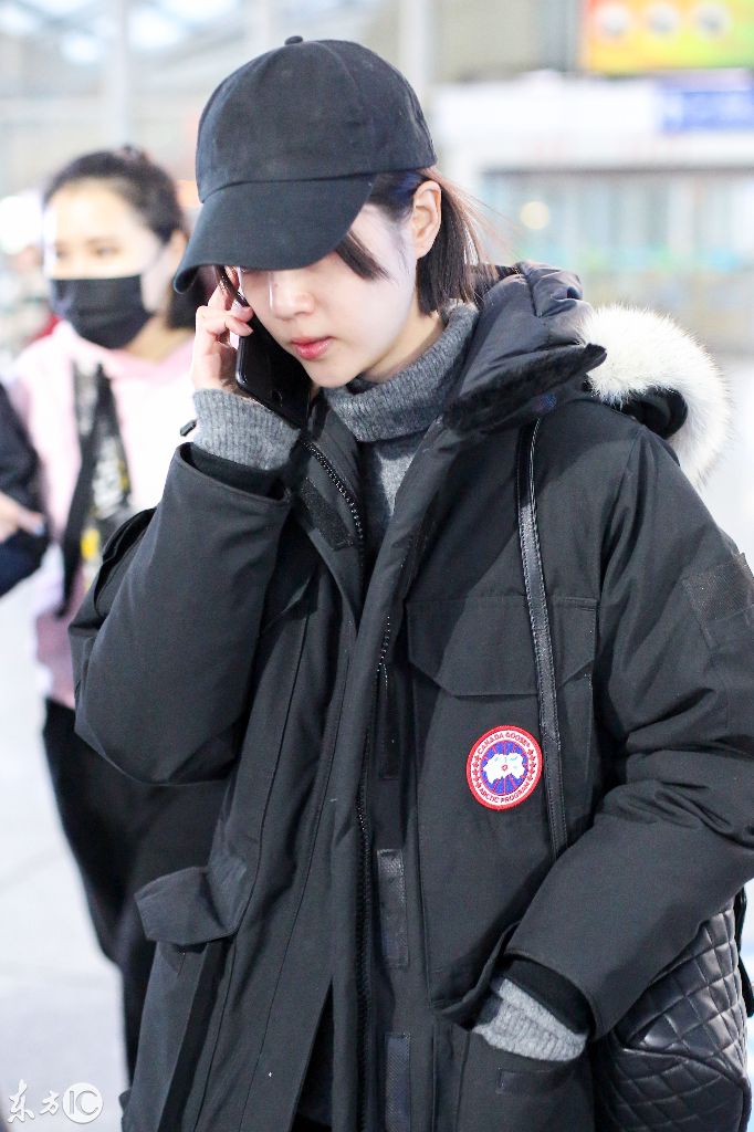 李溪芮现身北京机场,如今在机场不戴口罩的明星已经不多见了!