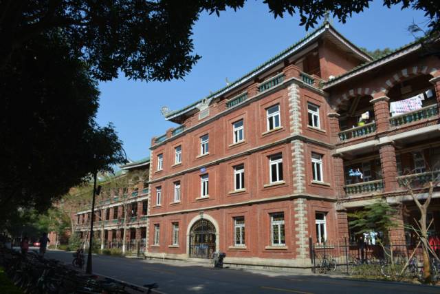 "厦门大学旧址"有15幢 群贤楼群,建南楼群,芙蓉楼群 以及厦大人类学