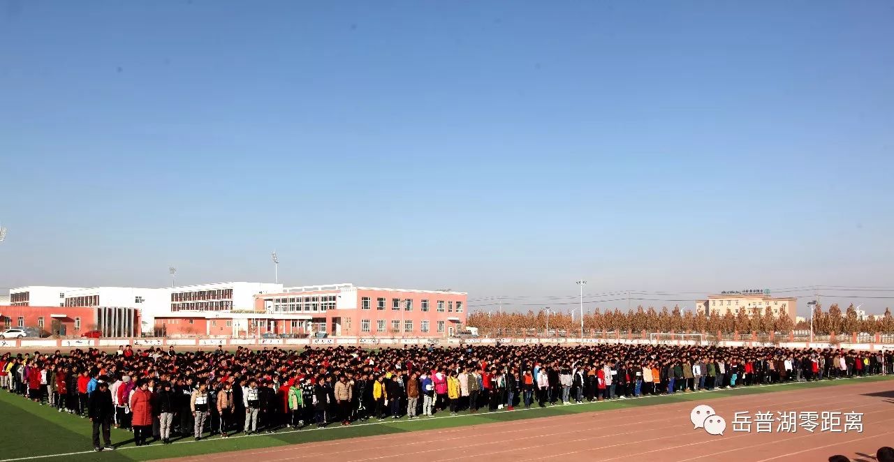 9学生爱国运动 12月8日,岳普湖县中职校举行"传承红色记忆,舞动青春