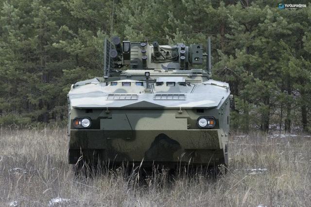 乌克兰这款新型btr-4mv1装甲运兵车为8x8轮式装甲车,全重24-25吨,陆上