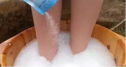 因为食盐的杀毒除菌功效使得盐水具有很强的清洁能力,用盐水泡脚就