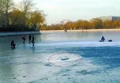 什刹海水面还是未冻实 玩家们迫不及待一试身手 真悬!