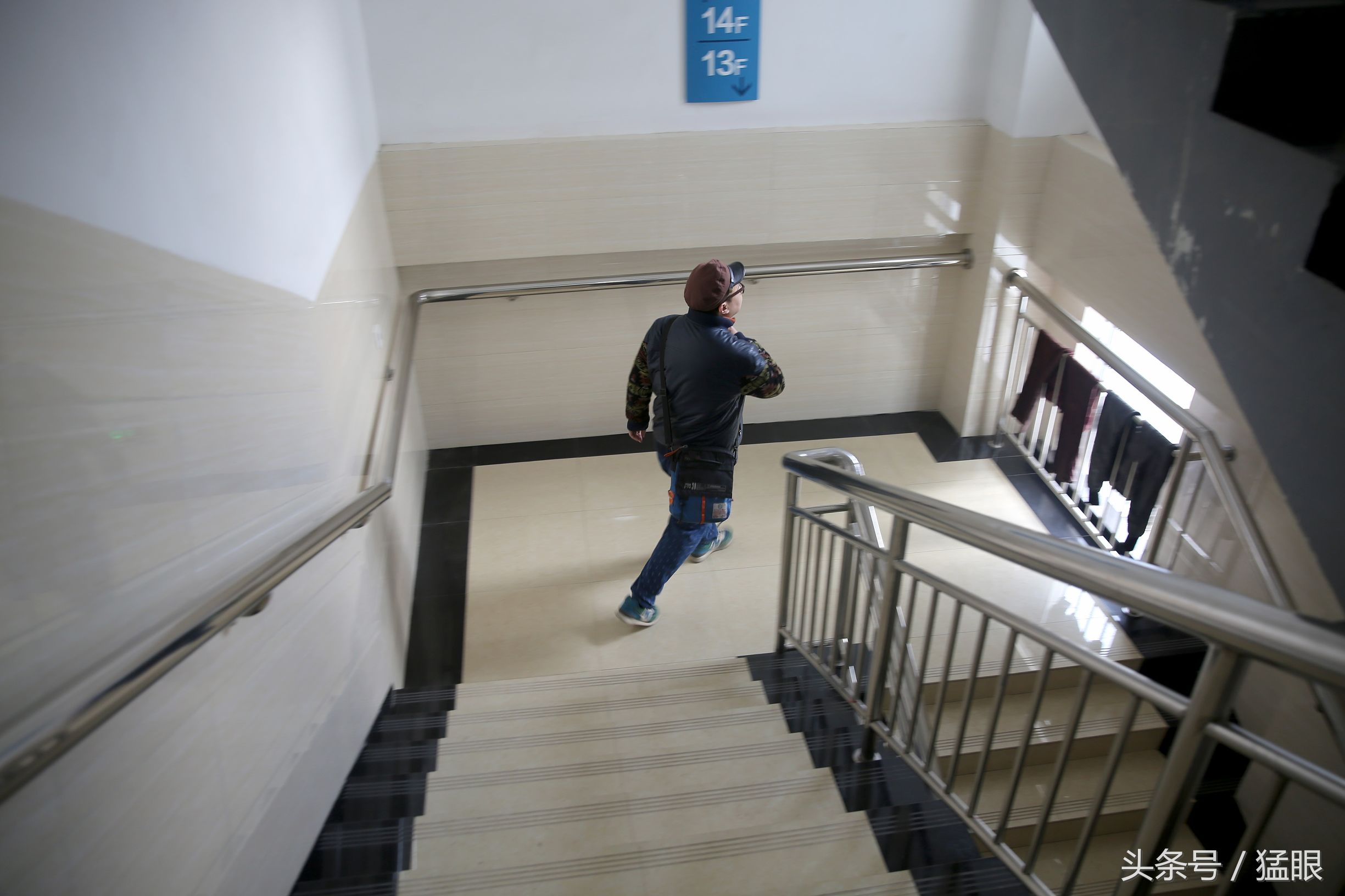 由于医院电梯人流量较大,吴宏源经常走楼梯去楼下看望岳父.