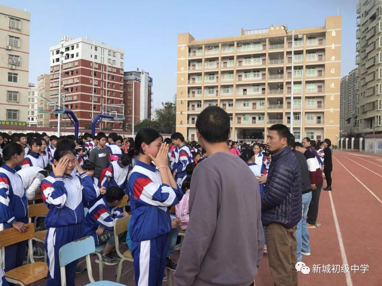 新城初级中学隆重举行《让爱你的人为你自豪》感恩教育讲座