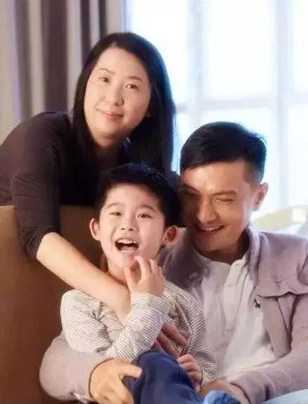 曾經黎姿都給他做配角，卻在事業巔峰退出TVB，把自閉症兒子培養成第一學霸 娛樂 第7張