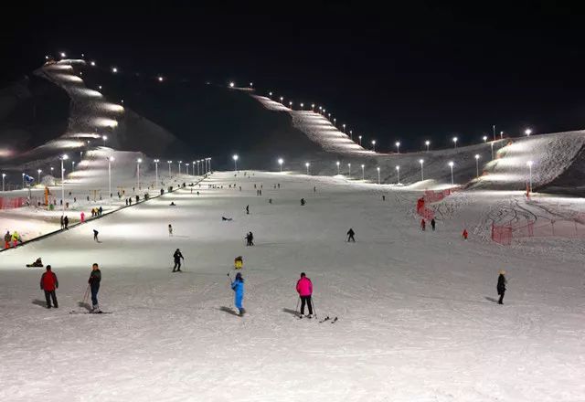 旅游 正文  将军山滑雪场有雪道18条,总长度20公里, 主雪道高差405米