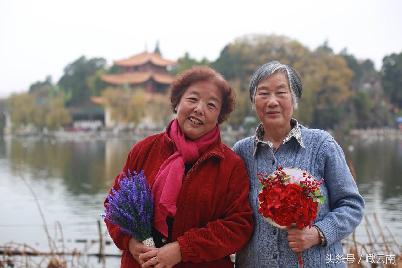 老人手持大红花旧照又流行 90后摄影师免费为老人拍照