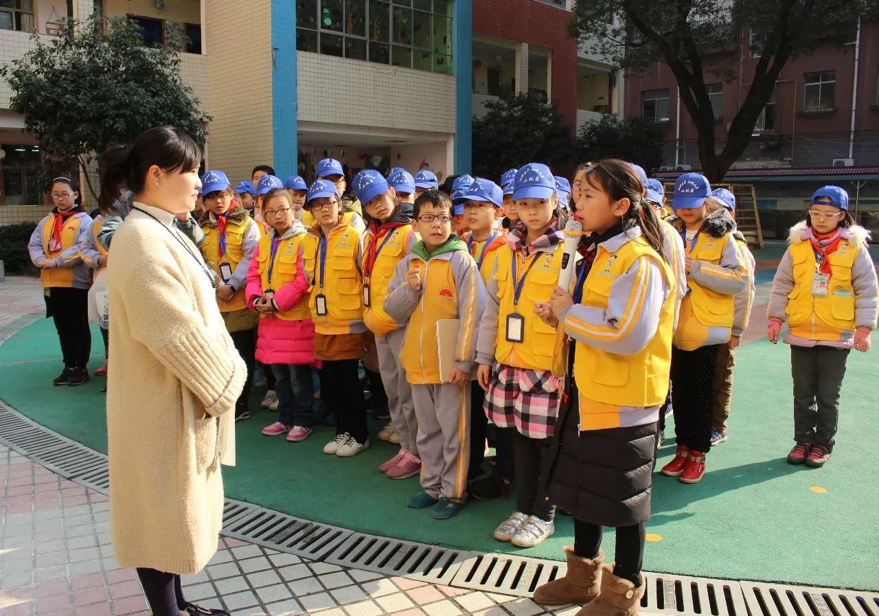 东方红学校的小记者走进幼儿园