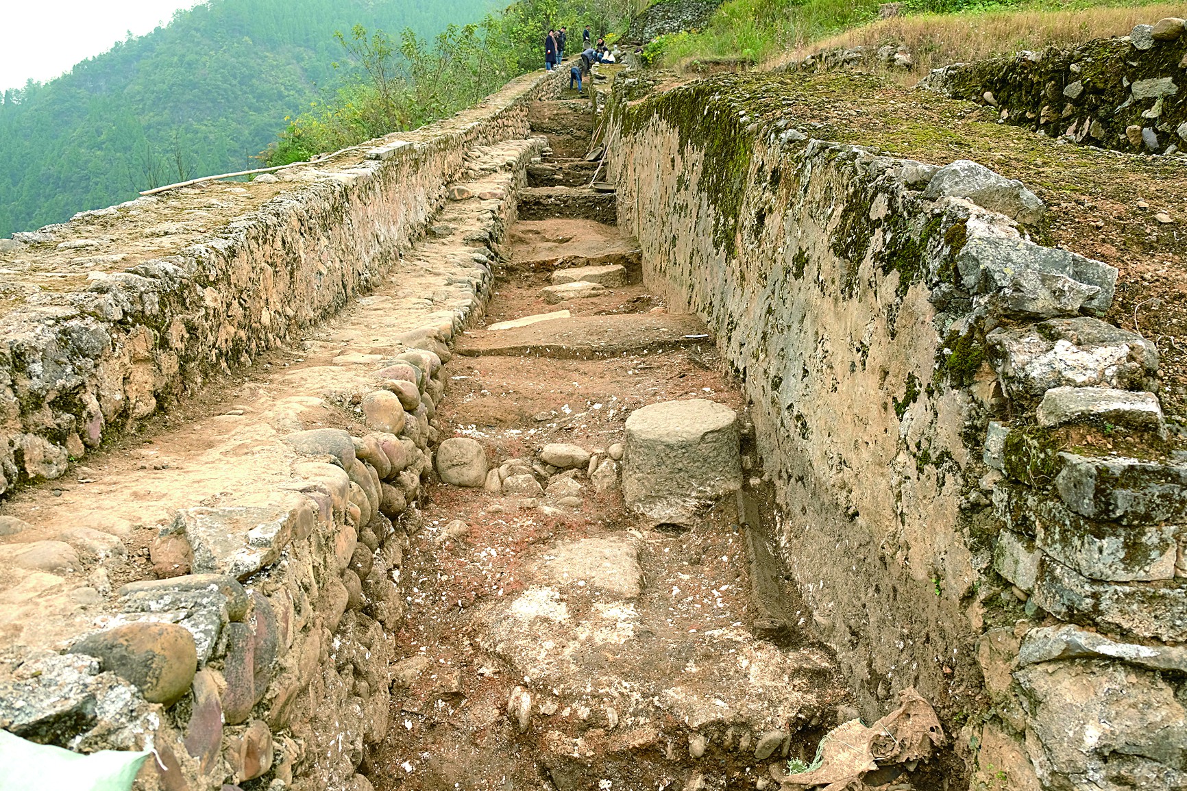 湖南永顺老司城遗址城墙800年不倒之谜或揭开