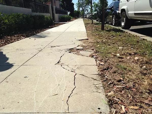 走路被绊倒压破了假胸，她一怒之下把市政府告了...最后还告赢了... - 1