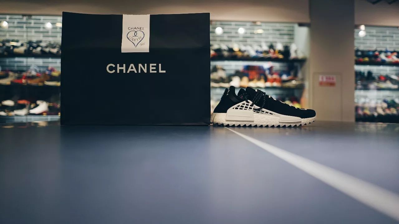 「这双鞋比香奈儿的包还要贵-chanel x 菲董 x adidasoriginal hu nmd