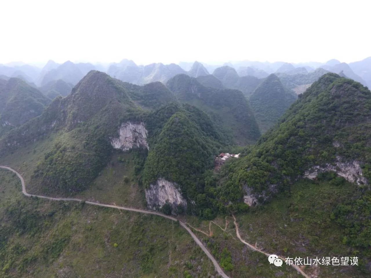 图为:麻山高桥(麻山搬迁群众原居住环境)