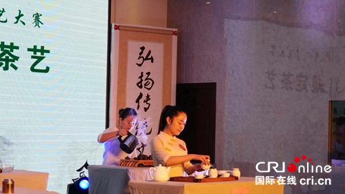 茶艺师正在进行比赛.(摄影:杨丽芳)