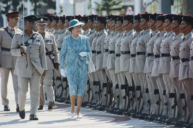 1986年,英国女王伊丽莎白二世访问香港,在中环皇后码头检阅英军驻港