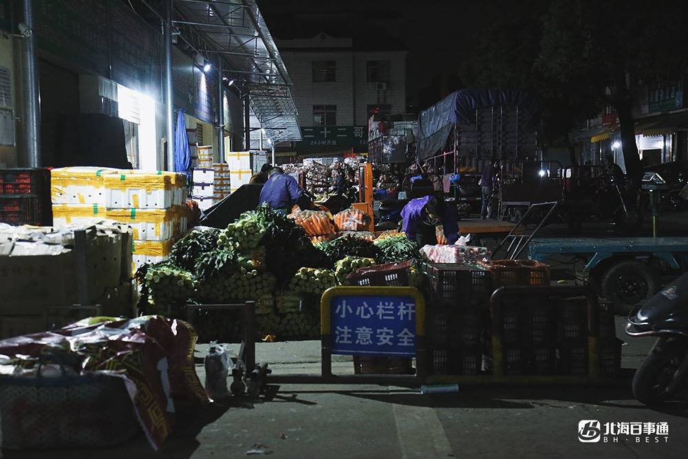 在批发市场里,还有许多搬运工.货品运到摊点后,要抓紧时间卸货,摆菜.