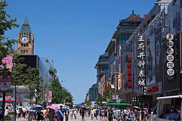 像埃菲尔铁塔和香榭丽舍大街一样 北京王府井大街早已名声在外 ▼