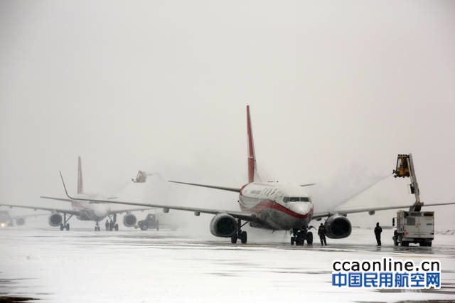 哈尔滨机场53台除雪车辆昼夜清雪确保航班正常起降