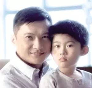 曾經黎姿都給他做配角，卻在事業巔峰退出TVB，把自閉症兒子培養成第一學霸 娛樂 第8張