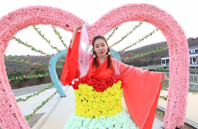 湖北襄阳桃花岭花雕油纸伞扮靓元旦"乡村游"