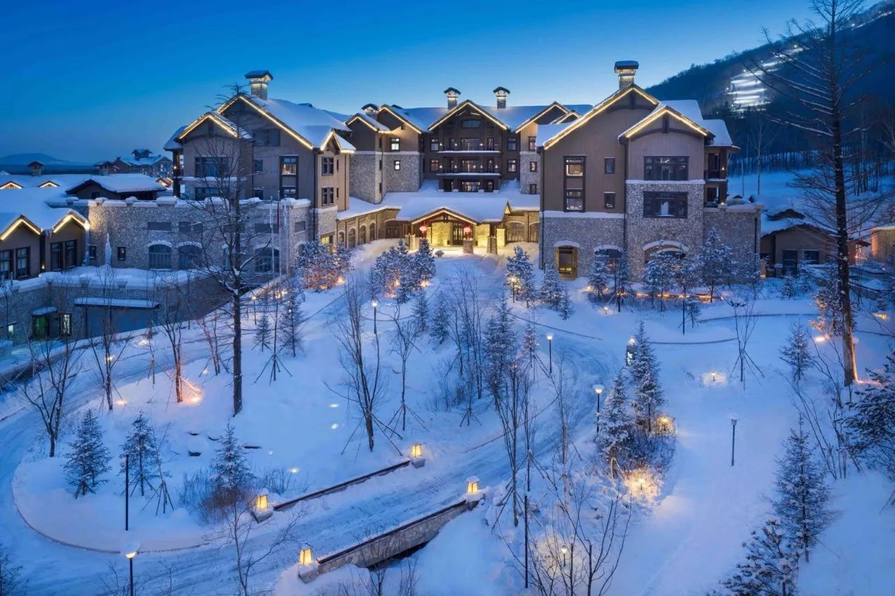 万达集团在长白山南麓开辟的滑雪度假区,是全世界离机场"近"的滑雪