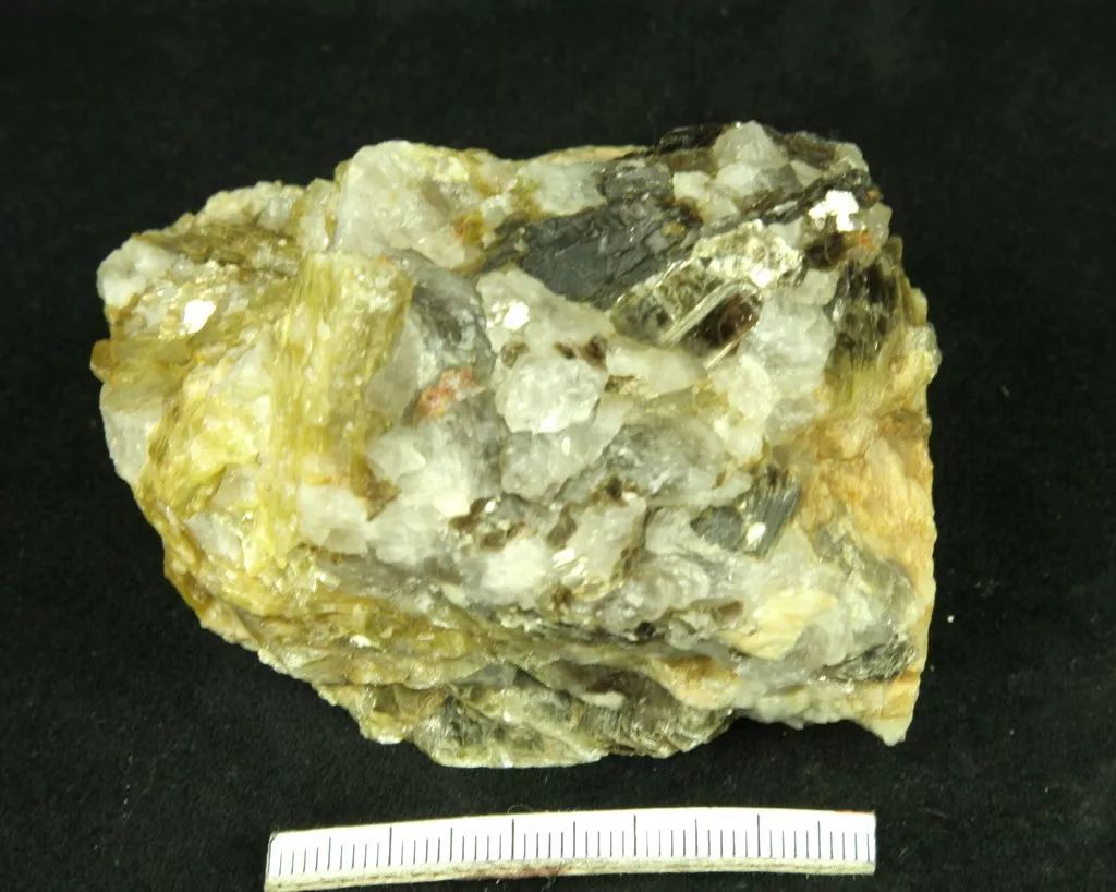 名称:serpentinite中文名称:蛇纹岩前苏联的蛇纹岩主要矿物组成为石英