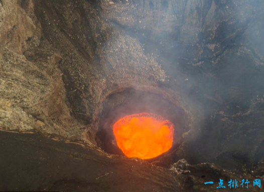 维苏威火山是欧洲最危险的火山,海拔1281米,位于意大利南部那不勒斯