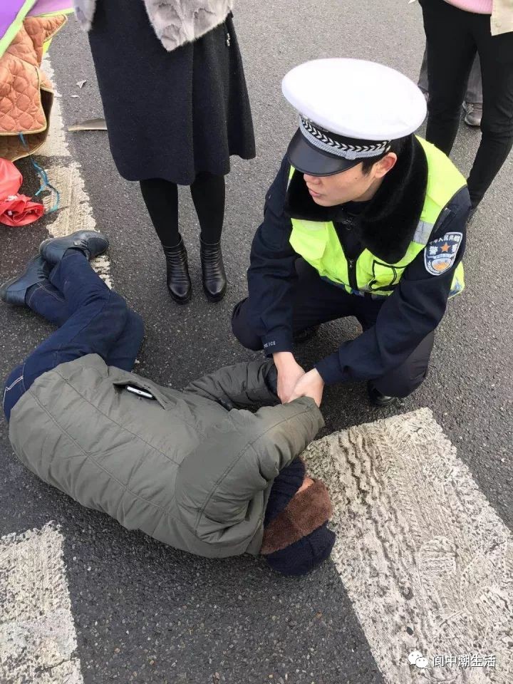 阆中铁塔花园转盘处发生一起车祸!男子骑车逆行被撞后倒地不起.