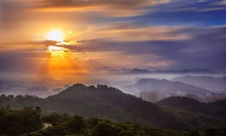 来一场热烈的约会不被高楼大厦遮挡,只留纯净的湖与曼妙的山相伴来源