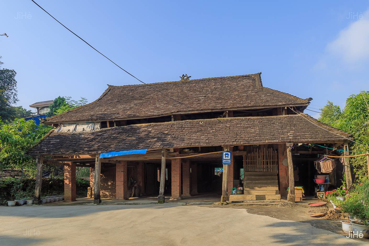 探索 Bahnar 民族高脚屋传统建筑的游客高清摄影大图-千库网
