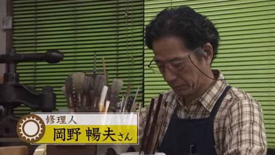 一位日本手工匠人,花费了用30年的时间,只为修复一本破旧老书.