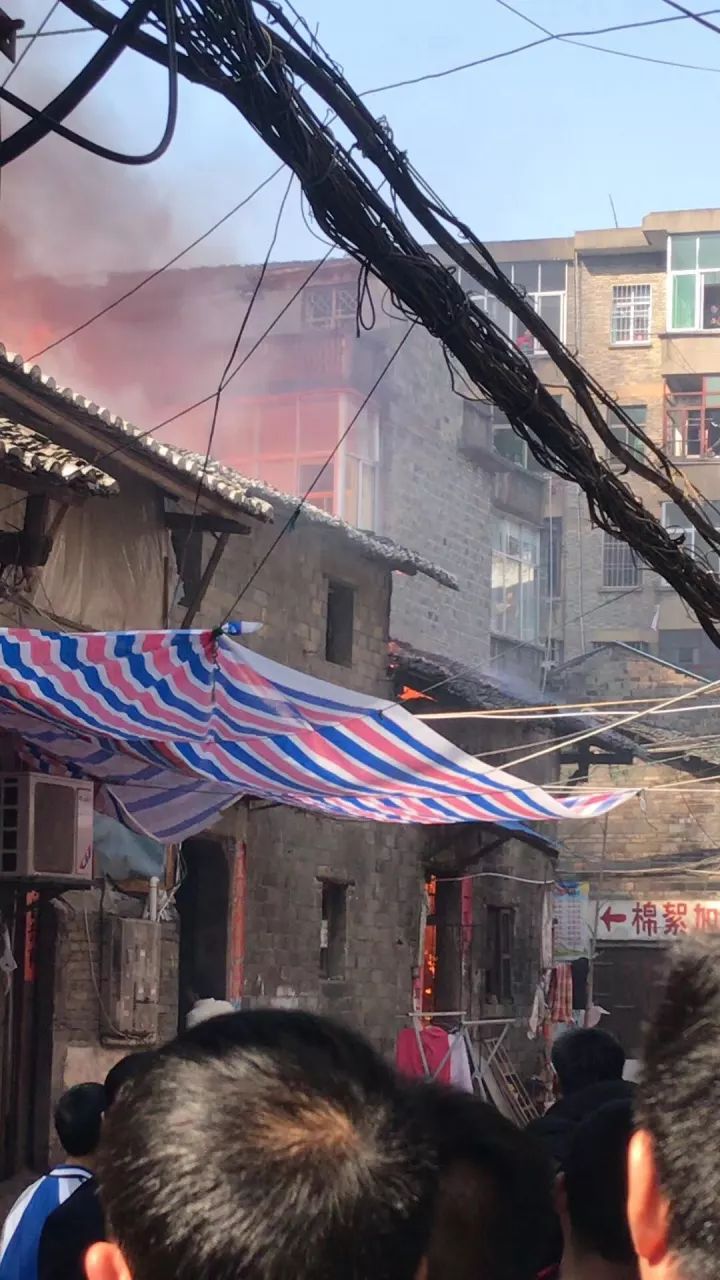 今天中午丰城老城区挂剑巷一栋老旧民宅突发大火.