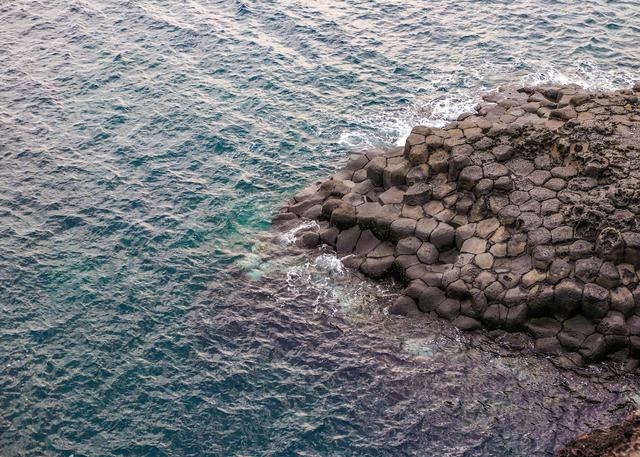 高温熔岩遭遇冰冷海水,经历上百年形成独特壮观的地貌