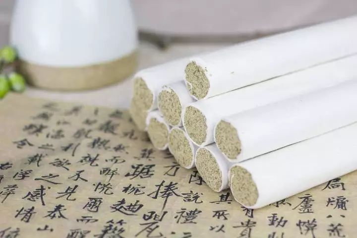 将艾草制成艾条,进行艾灸