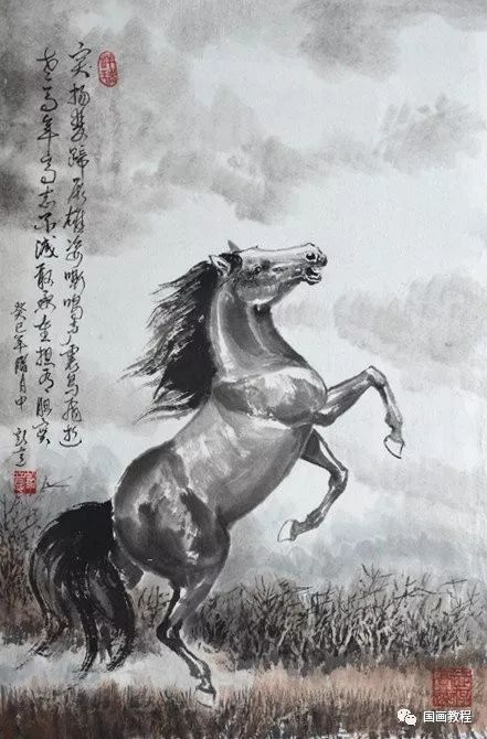 画马的步骤:先用木炭条画大形. 调整画面,落款加印,完成.