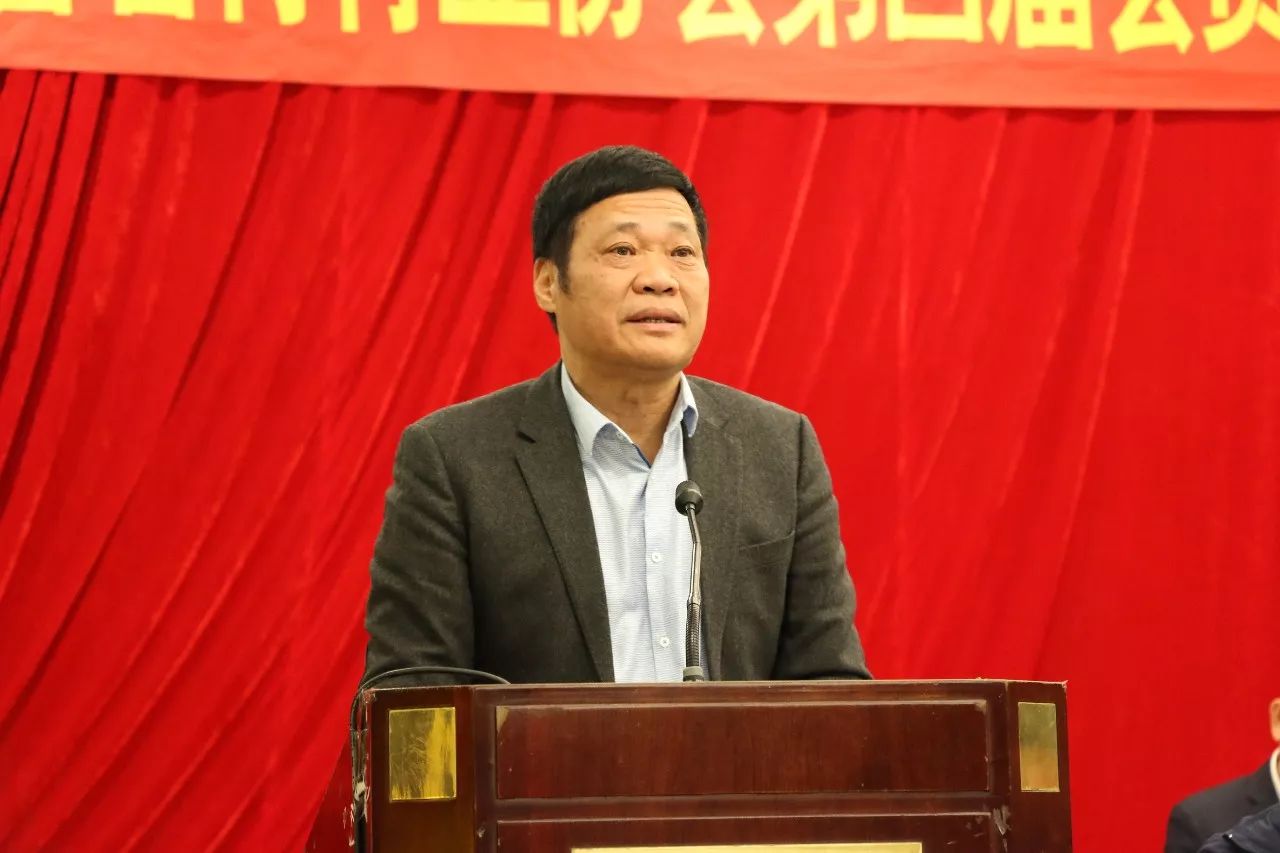 会议上,会长王伯瑶以"抓住机遇,乘势而上,创新进取,引领石材产业发展