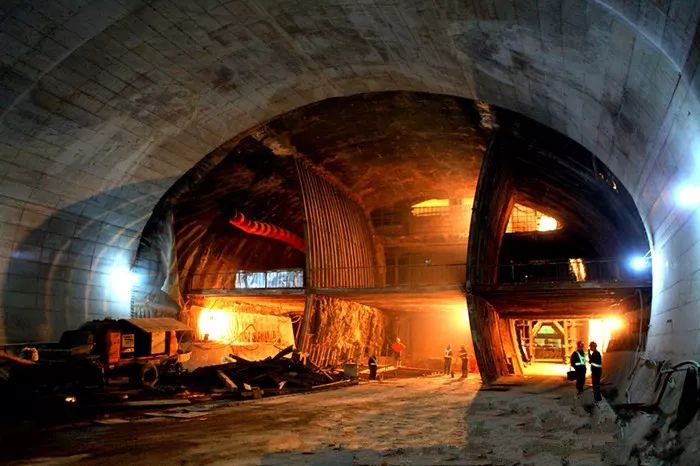 车站隧道采用"双侧壁九部导坑法"施工