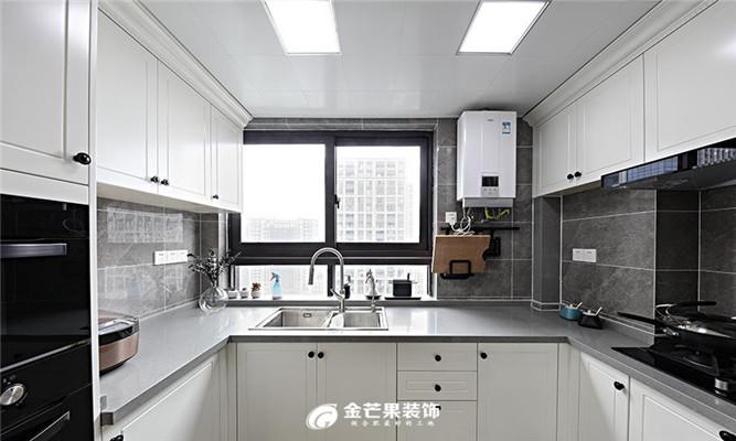 厨房空间敞亮大气,互相方正,水槽设计在窗户一旁,更加有利于通风干燥.