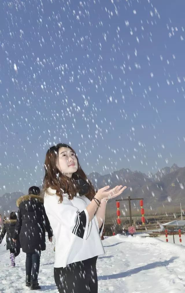 美女,你穿着夏天的衣服拍雪景照,冷吗?