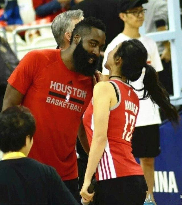 张曼源与nba火箭队球星詹姆斯哈登在一次采访中合影